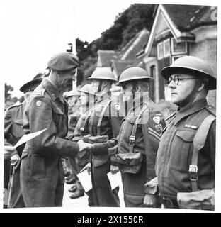 LIEUTENANT GENERAL SCHREIBER VISITS KENT HOME GUARD - Lieutenant General Schreiber presenting a certificate of Merit for good service to Corporal W.F. Austin, Folkestone - 8th Kent Home Guard British Army Stock Photo