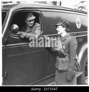 THE POLISH ARMY IN BRITAIN, 1940-1947 - Diana Napier was a well known actress and wife of Richard Tauber, the Austrian-born opera singer, in her private life. Diana Napier, a section commander of the First Aid Nursing Yeomanry (FANY) unit attached to the 1st Polish Corps, in conversation with one of her section's female ambulance drivers at Cupar, 1 June 1941.The unit was presented with 62 ambulances from the USA in last 10 months. Mrs Napier was a creator of this medical unit and a first ambulance was a gift from her British Army, British Army, First Aid Nursing Yeomanry, Polish Army, Polish Stock Photo