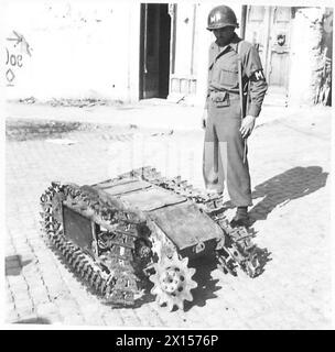 FIFTH ARMY : ANZIO BRIDGEHEAD - Three-quarter front view of the 'Doodlebug' Its insignificant size can be seen in comparison with the man standing beside. He is Pte. John Farris of 540 Baltimore Street, Dayton, Ohio British Army Stock Photo