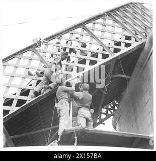 ITALY : EIGHTH ARMY FRONTBRIDGE BUILDING - Finally, the maincharges are placed on the main bearing girders from underneath British Army Stock Photo