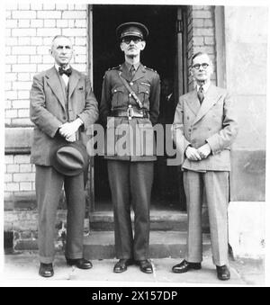 FORMER GOVERNOR OF MALTA AT LUTON - Lt.Gen. Sir W.G.S. Dubbie with (left) Lt.Col. H.C. Rails, who took the Chair, and Alderman J. Burgoyne, the Mayor of Luton British Army Stock Photo