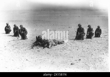 INFANTRY TRAINING IN THE DESERT - A Bren gun team at practice in the desert , British Army Stock Photo