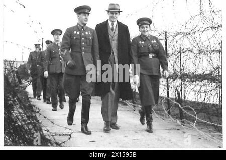 VISIT OF RUSSIAN DELEGATES TO CANTERBURY AND DOVER AREA - The delegates walking past a barbed wire screen on the coast British Army Stock Photo