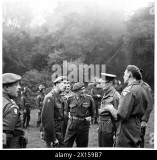 LIEUTENANT GENERAL SCHREIBER VISITS KENT HOME GUARD - Lieutenant General Schreiber talking to officers 2nd Kent Home Guard British Army Stock Photo