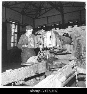 THE ACTIVITIES OF THE ROYAL ELECTRICAL AND MECHANICAL ENGINEERS - Fitting up a 25-pdr. gun is Craftsman Shannon of Castlefin, Co.Donegal. He was trained in an Army School British Army Stock Photo