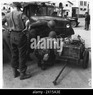 THE OPERATION TORCH, NOVEMBER 1942 - American troops of the US 34th Infantry Division examining their equipment in captured Algiers, 9 November 1942 US Army Stock Photo