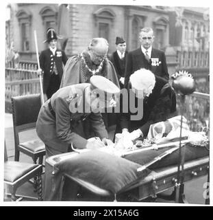 FIELD MARSHAL ALEXANDER & BROOKE VISIT NORTHERN IRELAND - Presentation of the Freedom of Londonderry British Army Stock Photo