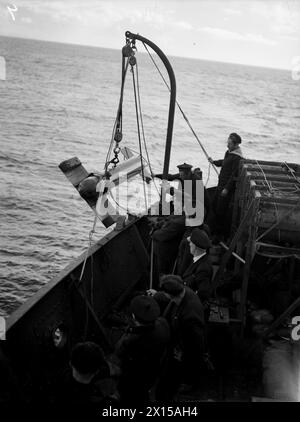 ANTI U-BOAT TORPEDO TRIALS HELD ON BOARD HMS BENTINCK, CAPTAIN CLASS FRIGATE. 5 AND 6 OCTOBER 1943, GREENOCK DISTRICT. - The crew heaving in the Diverta PV Stock Photo