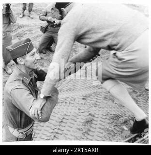 GENERAL MONTGOMERY VISITS THE AMERICAN FIFTH ARMY : SALERNO AREA - General Mark Clark gives a helping hand to General Montgomery on his arrival British Army Stock Photo