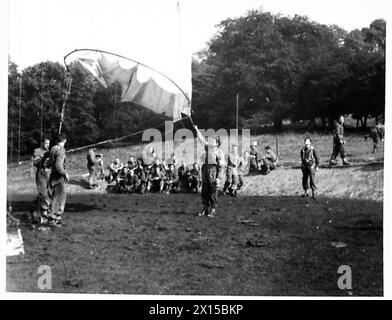 PARACHUTE TRAINING DEPOT & SCHOOL AIRBORNE FORCES - Troops prepare the 'chute for the next descent British Army Stock Photo