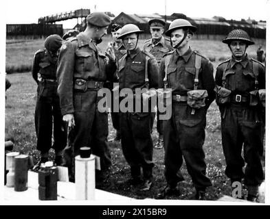 LIEUTENANT GENERAL SCHREIBER VISITS KENT HOME GUARD - Lieutenant General Schreiber talking to Home Guard on a grenade and mine course British Army Stock Photo