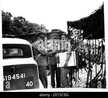 EIGHTH ARMY : FIELD MARSHAL SMUTS VISITS SOUTH AFRICANS - Field Marshal Smuts chatting with Colonel Maggs, GSO1 South African Division (right) and General Van Pierre Ryneveld (left) during his visit to the South African division British Army Stock Photo