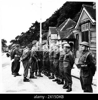 LIEUTENANT GENERAL SCHREIBER VISITS KENT HOME GUARD - Lieutenant General Schreiber talking to Home Guard officers - at Folkestone - 8th Kent Home Guard British Army Stock Photo