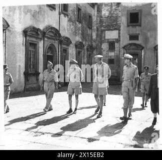 EIGHTH ARMY : GENERAL ALEXANDER INSPECTS ART TREASURES - The party moves across the courtyard after viewing the paintings , British Army Stock Photo