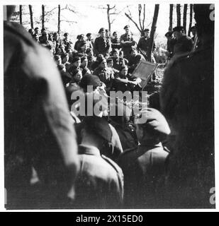 BRITISH FLAG FIRST TO CROSS RHINE IN TWO WARS - Men of the Royal Tank Regiment being briefed before the crossing British Army, 21st Army Group Stock Photo