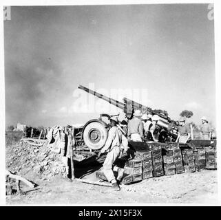 THE BRITISH ARMY IN ITALY 1943 - The gun in action! , Stock Photo