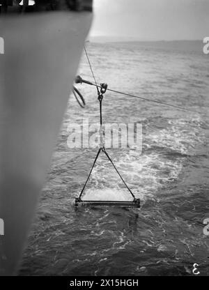 ANTI U-BOAT TORPEDO TRIALS HELD ON BOARD HMS BENTINCK, CAPTAIN CLASS FRIGATE. 5 AND 6 OCTOBER 1943, GREENOCK DISTRICT. - Lowering the PMM Unit over the stern , Stock Photo