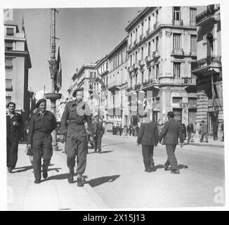 GREECE : ANCIENT & MODERN - Sgt. Gregory and Dvr. Hardman walking through one of the main streets of Athens British Army Stock Photo