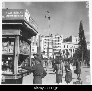 GREECE : ANCIENT & MODERN - Sgt. Gregory and Dvr. Hardman stop at a street kiosk in Athens for some cigarettes , British Army Stock Photo