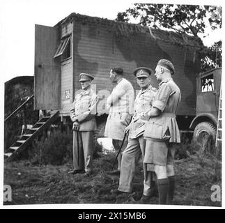 EIGHTH ARMY : FIELD MARSHAL SMUTS VISITS SOUTH AFRICANS - Left to right:- Field Marshal Smuts General Leese General Sir Van Pierre Ryneveld Major General F.H. Theron, Chief of Administration, South African Division British Army Stock Photo