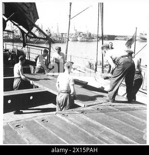 ON BOARD AN AFRICAN BOUND SHIP IN CONVOY - Royal Engineers uncovering hatches British Army Stock Photo