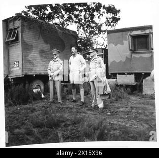 EIGHTH ARMY : FIELD MARSHAL SMUTS VISITS SOUTH AFRICANS - During his tour of the South African Division, Field Marshal Smuts paid a visit to 8th Army Commander, Lieut. General Sir Oliver Leese. Left to right:- Field Marshall Smuts General Leese General Sir Van Pierre Ryneveld , British Army Stock Photo