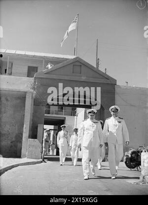 MEDITERRANEAN COMMANDER-IN-CHIEF AT RAS-EL-TIN. 19 SEPTEMBER 1942. - Admiral Sir Henry Harwood (left), with Rear Admiral G H Creswell, DSO, DSC, at Ras-el-Tin, in Cyrenaica east of Derna Stock Photo