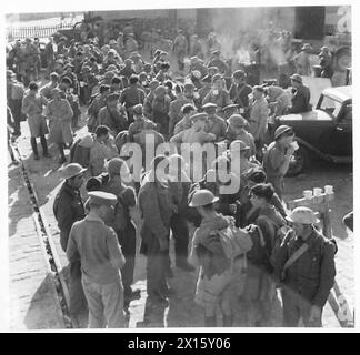 BRITISH TROOPS ARRIVE IN EGYPT FROM CRETE - A scene on the quayside when troops received tes and cigarettes on landing British Army Stock Photo