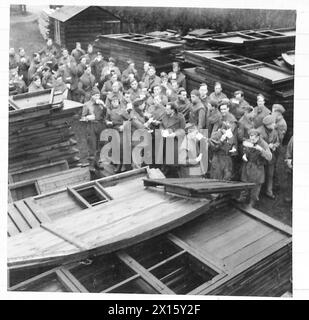 Anti-aircraft gunners and ATS personnel unload winter huts and take a break for refreshment during British Army operations. Stock Photo