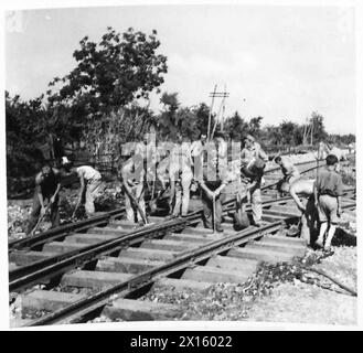 ITALY : EIGHTH ARMY : RAILWAY RECONSTRUCTION - Sappers at work laying new tracks British Army Stock Photo