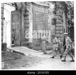 EIGHTH ARMY : GENERAL ALEXANDER INSPECTS ART TREASURES - General Alexander and General Harding accompanied by AGM officials, enter the castle where the paintings were discovered British Army Stock Photo