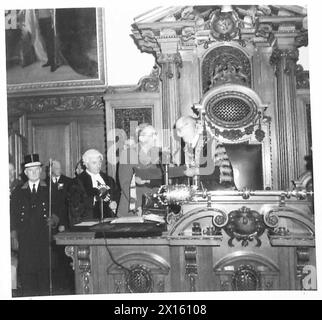 FIELD MARSHAL ALEXANDER & BROOKE VISIT NORTHERN IRELAND - Presentatioin of the Freedom of Belfast British Army Stock Photo