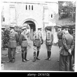 ARMY COMMANDER VISITS A BRIGADE HQ - Lt.Gen. T.R. Eastwood inspects the ...