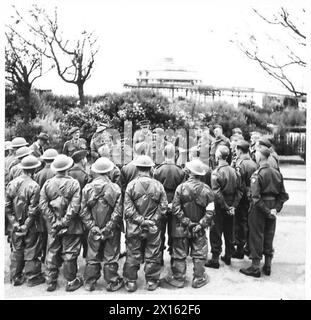 LIEUTENANT GENERAL SCHREIBER VISITS KENT HOME GUARD - Lieutenant General Schreiber [wearing beret] talking to officers and men 8th Kent Home Guard at Folkestone British Army Stock Photo