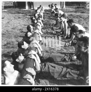 PARACHUTE TRAINING DEPOT & SCHOOL AIRBORNE FORCES - Men carrying out an exercise with a log during physical training British Army Stock Photo