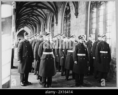 AN INITIAL TRAINING WING AT A FAMOUS ENGLISH COLLEGE - 15468 Picture issued 1945 shows - Pay Parade - most popular event in the Service - is held in the Cloister Royal Air Force Stock Photo