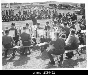 ITALY : ALLIED PIONEERS MEET - This is the attraction - the Band of the Royal Army Service Corps. Bandsman Harry Hall featured during the playing of the 'Post Horn Gallop' British Army Stock Photo