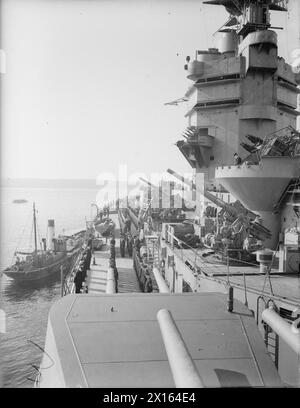 ON BOARD THE BATTLESHIP HMS RODNEY. 1940, ON BOARD THE BRITISH BATTLESHIP. - During Sunday morning Divisions in HMS RODNEY Stock Photo