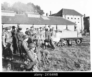 VISIT OF RUSSIAN DELEGATES TO CANTERBURY AND DOVER AREA - The delegates watch a mortar crew in action British Army Stock Photo