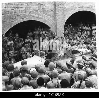 EIGHTH ARMY : FIELD MARSHAL SMUTS VISITS SOUTH AFRICANS - The Field Marshal stands up in his car to acknowledge the cheers of the men he has been addressing British Army Stock Photo