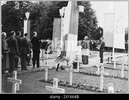 THE POLISH AIR FORCE IN BRITAIN, 1940-1947 - Archbishop Józef Gawlina giving an eulogy at the Polish Air Force memorial unveiling ceremony at the Newark-on-Trent cemetery, probably 15-17 July 1941.General Władysław Sikorski, the C-in-C of the Polish Armed Forces, and President Władysław Raczkiewicz are both standing in front of the memorial. Amongst the officers on the left is Air Vice Marshal Stanisław Ujejski, the General Inspector of the Polish Air Force Royal Air Force, Polish Air Force, Sikorski, Władysław, Gawlina, Józef, Raczkiewicz, Władysław, Ujejski, Stanisław Stock Photo