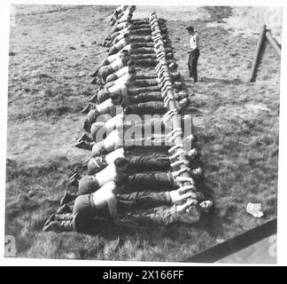 PARACHUTE TRAINING DEPOT & SCHOOL AIRBORNE FORCES - Men carrying out an exercise with a log during physical training British Army Stock Photo