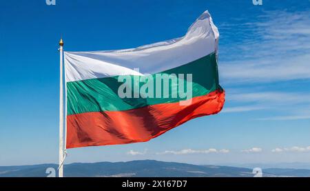 Die Fahne von Bulgarien flattert im Wind, isoliert gegen blauer Himmel Stock Photo