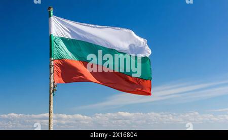 Die Fahne von Bulgarien flattert im Wind, isoliert gegen blauer Himmel Stock Photo