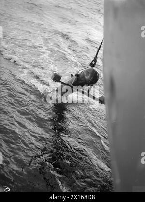 ANTI U-BOAT TORPEDO TRIALS HELD ON BOARD HMS BENTINCK, CAPTAIN CLASS FRIGATE. 5 AND 6 OCTOBER 1943, GREENOCK DISTRICT. - The Diverta PV just leaving the water on being hoisted on board Stock Photo