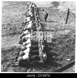 PARACHUTE TRAINING DEPOT & SCHOOL AIRBORNE FORCES - Men carrying out an exercise with a log during physical training British Army Stock Photo