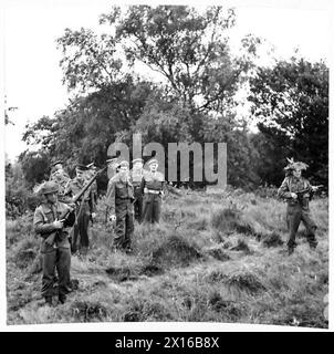 LIEUTENANT GENERAL SCHREIBER VISITS KENT HOME GUARD - Lieutenant General Schreiber [wearing beret] watching 2nd Kent Home Guard on an exercise British Army Stock Photo