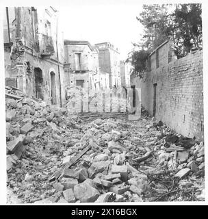 ITALY : EIGHTH ARMY ENTRY INTO ORTONA - An infantry patrol passing down a ruined side street British Army Stock Photo