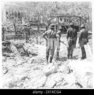ITALY : CLEARING A ROAD THROUGH CASSINO - Men of the South African Engineers searching for mines en Route 6 leading into Cassino British Army Stock Photo
