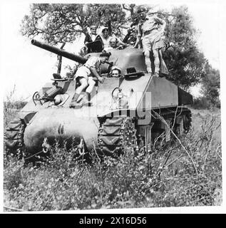 FIFTH ARMY : ANZIO BRIDGEHEAD SAILORS TOUR FIFTH ARMY POSITIONS - Cpl. B.W. Adams of 57 Lambeth Walk, London, S.E directs AB Smith as the latter drives a Sherman tank British Army Stock Photo